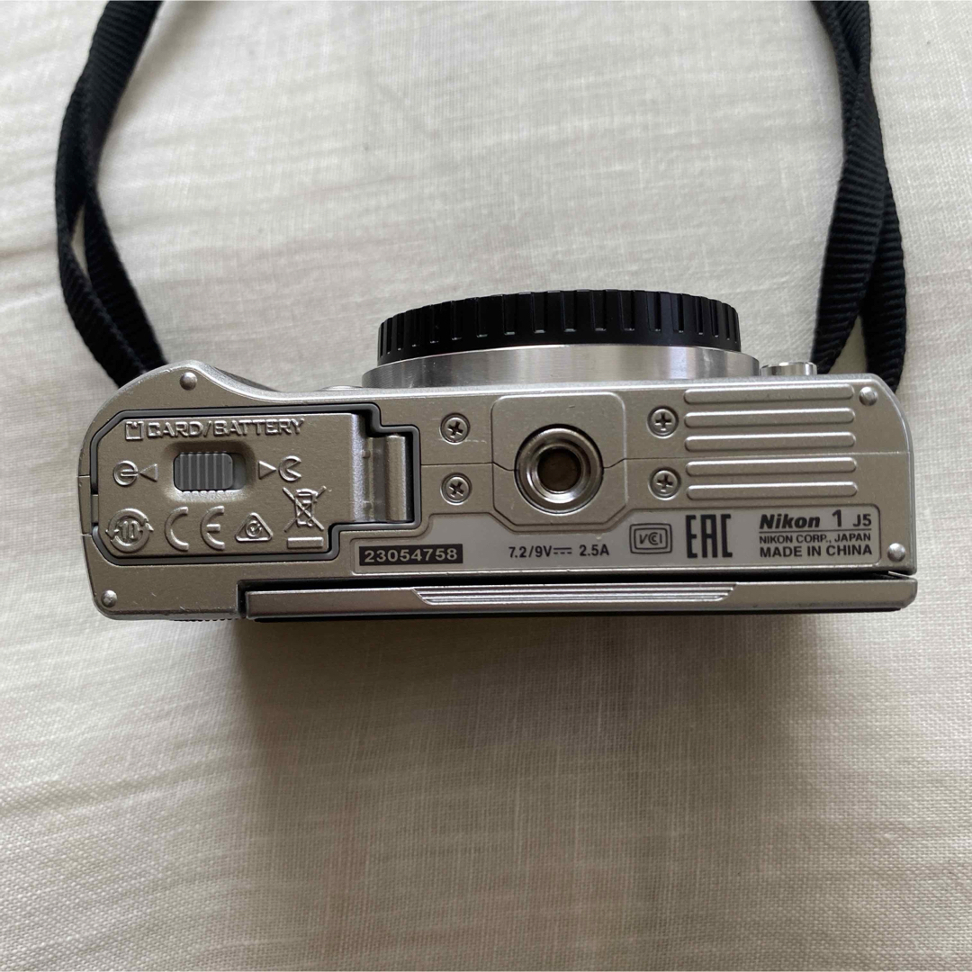 Nikon(ニコン)のNIKON 1 J5 ズームレンズキット スマホ/家電/カメラのカメラ(ミラーレス一眼)の商品写真