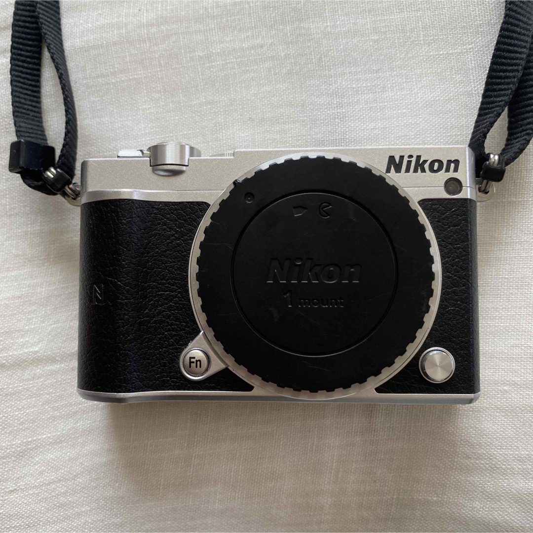 Nikon(ニコン)のNIKON 1 J5 ズームレンズキット スマホ/家電/カメラのカメラ(ミラーレス一眼)の商品写真