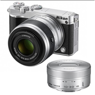 ニコン(Nikon)のNIKON 1 J5 ズームレンズキット(ミラーレス一眼)