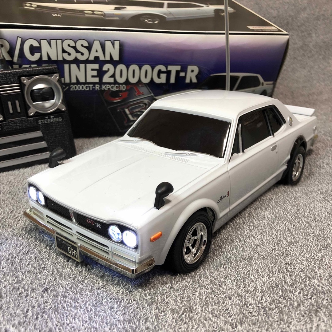 ラジコン　ニッサンスカイライン2000GTR  〝ハコスカ〟白　新品電池付き！ エンタメ/ホビーのおもちゃ/ぬいぐるみ(ホビーラジコン)の商品写真