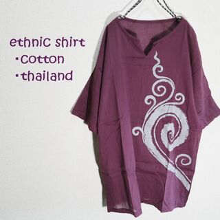 【新品】アジアンコットンシャツ　ぐるぐるとした蔦系の柄　紫系(Tシャツ/カットソー(半袖/袖なし))