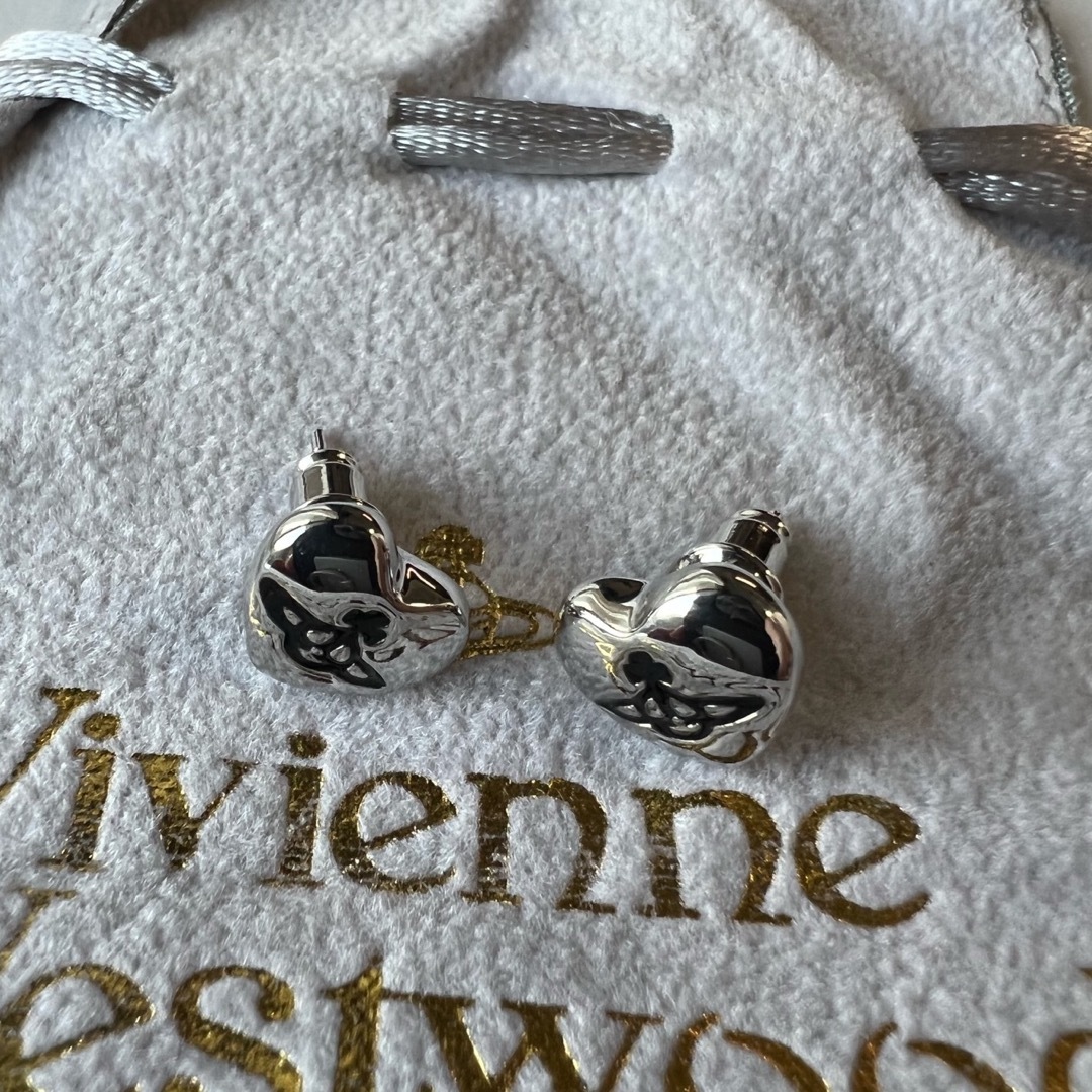 Vivienne Westwood(ヴィヴィアンウエストウッド)の【新品】viviennewestwood ハートピアス レディースのアクセサリー(ピアス)の商品写真