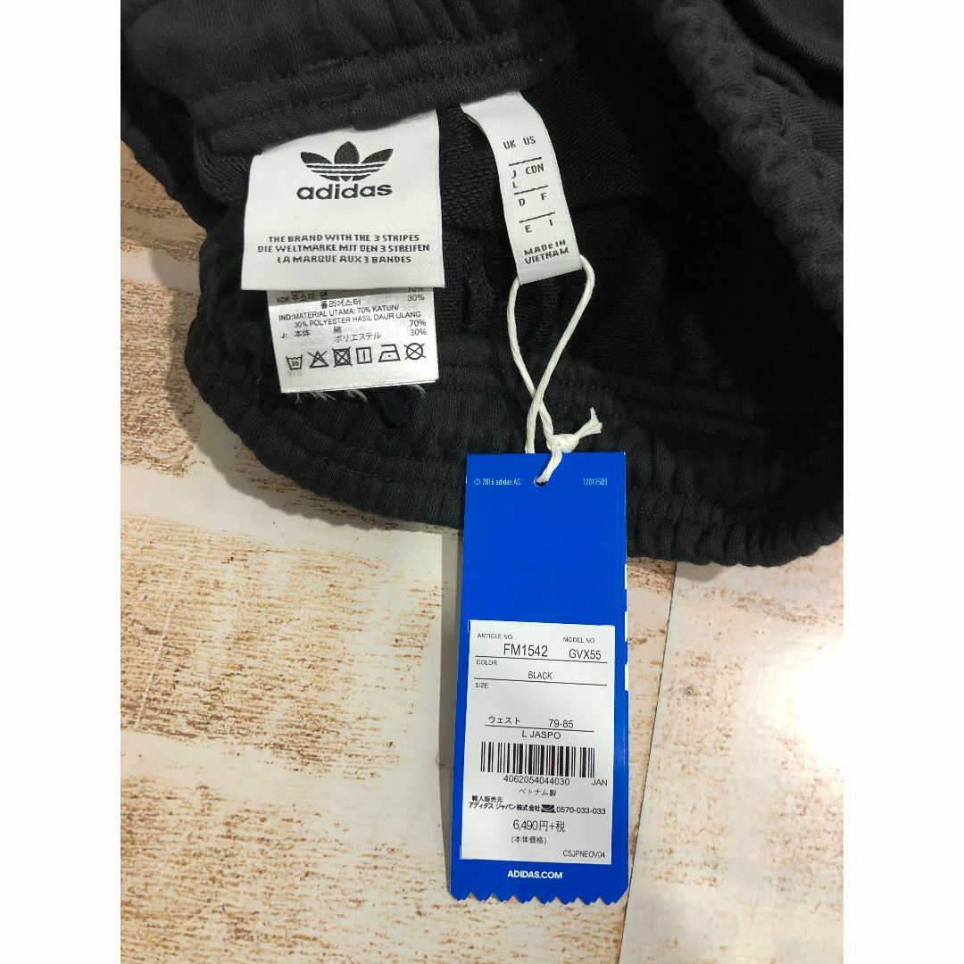 adidas(アディダス)の新品☆彡【adidas】シャドウ トレフォイル スウェット ハーフ パンツ メンズのパンツ(ショートパンツ)の商品写真