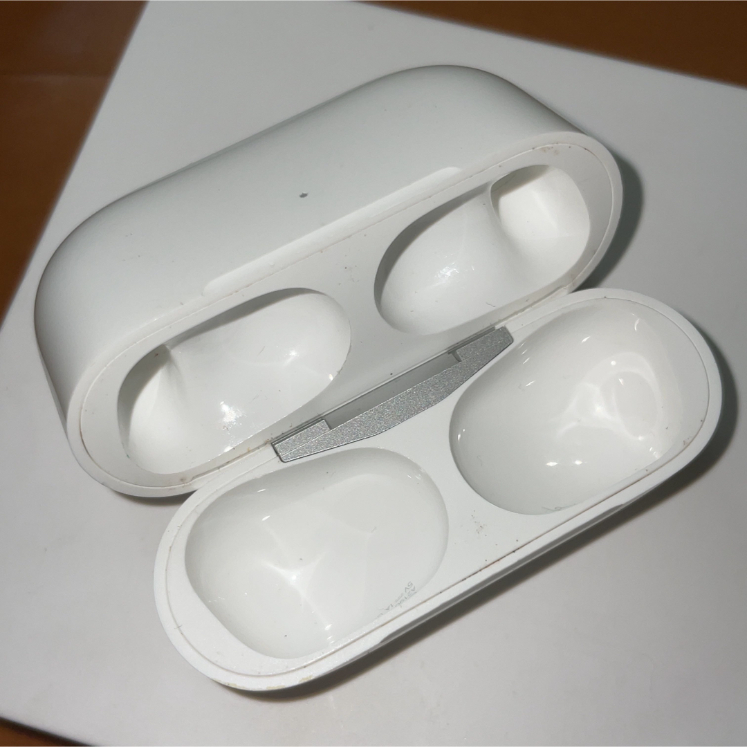 Apple(アップル)のアップル純正品　AirPods Pro　エアーポッズプロ　イヤホン　充電ケース スマホ/家電/カメラのオーディオ機器(ヘッドフォン/イヤフォン)の商品写真