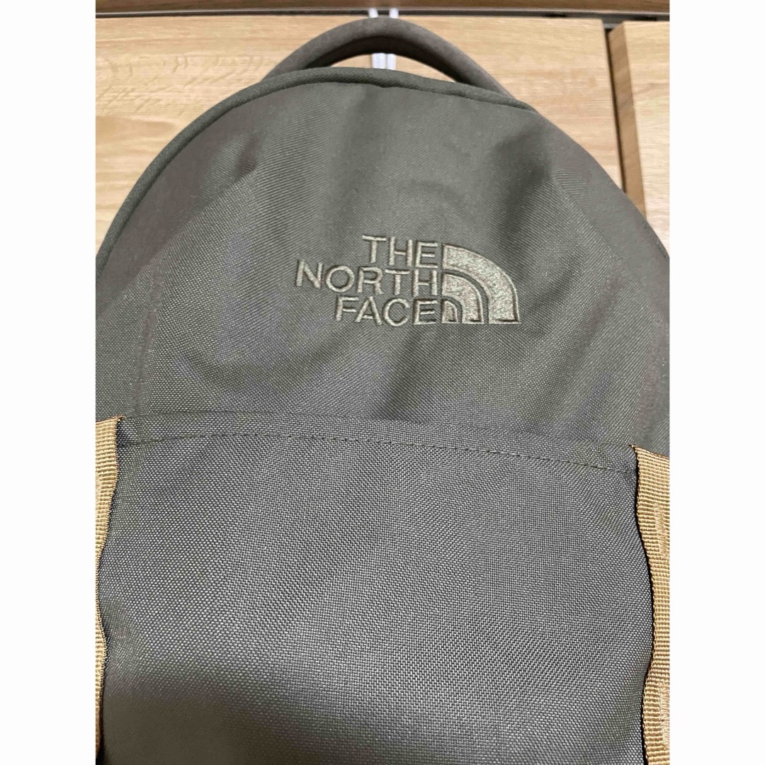 THE NORTH FACE(ザノースフェイス)の【美品】ノースフェイス　ピボター　バックパック　カーキ メンズのバッグ(バッグパック/リュック)の商品写真