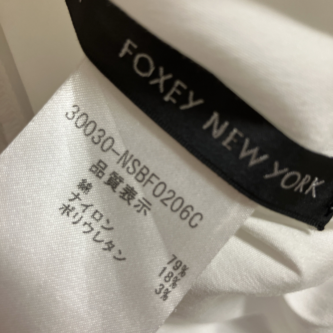 FOXEY NEW YORK(フォクシーニューヨーク)のフォクシーニューヨーク　襟付ノースリーブシャツ　38 レディースのトップス(シャツ/ブラウス(半袖/袖なし))の商品写真