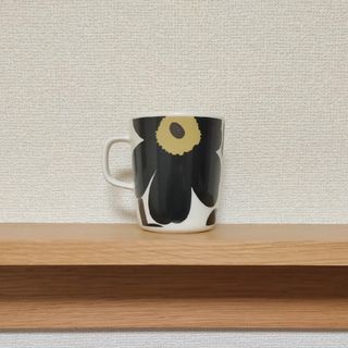 マリメッコ(marimekko)のmarimekko マリメッコ マグカップ ブラック(グラス/カップ)