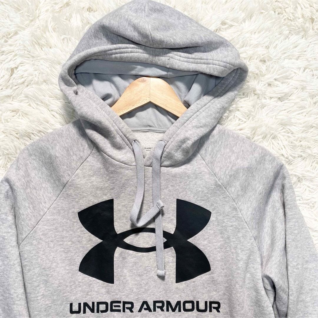 UNDER ARMOUR(アンダーアーマー)のUNDER ARMOUR パーカー　グレー　センターロゴ　胸ロゴ　デカロゴ　M メンズのトップス(パーカー)の商品写真