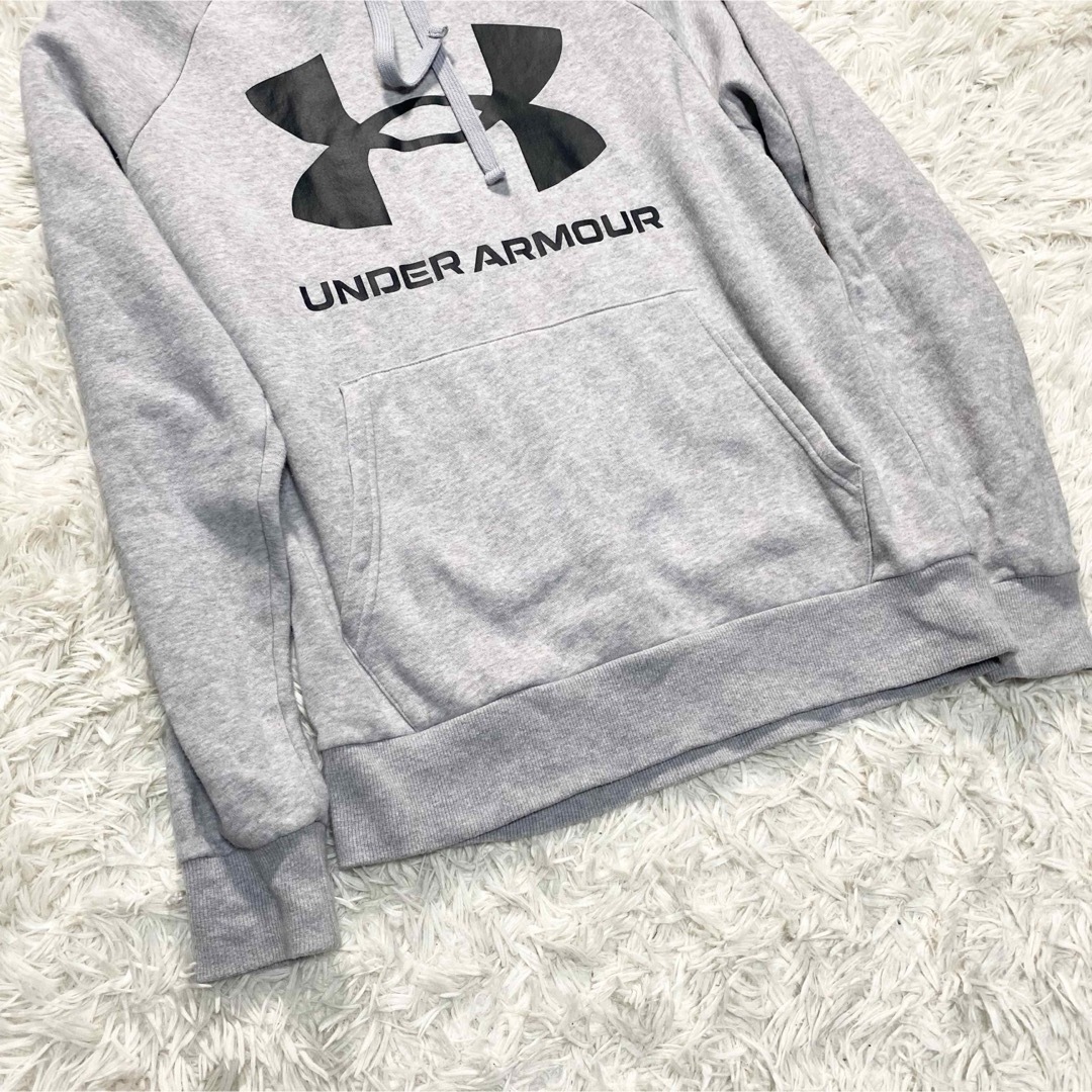 UNDER ARMOUR(アンダーアーマー)のUNDER ARMOUR パーカー　グレー　センターロゴ　胸ロゴ　デカロゴ　M メンズのトップス(パーカー)の商品写真