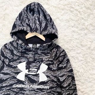 アンダーアーマー(UNDER ARMOUR)のUNDER ARMOUR パーカー　ブラック　ホワイト　総柄　サイズXL(パーカー)