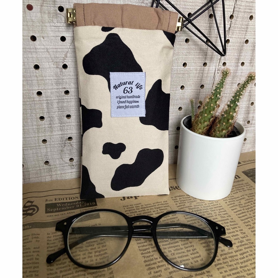 べージュ系牛柄☺︎バネ口pakupakuメガネケース⑯ ハンドメイドのファッション小物(ポーチ)の商品写真
