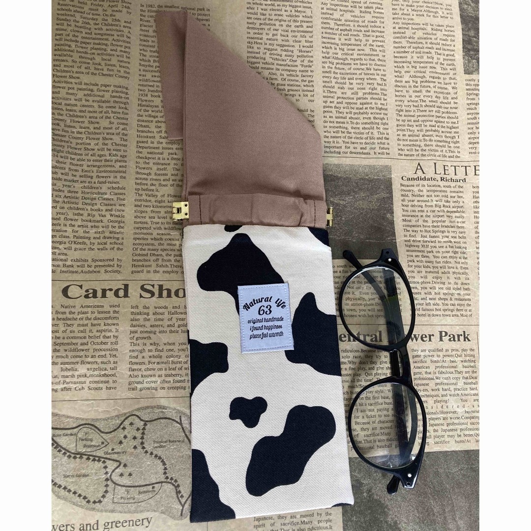 べージュ系牛柄☺︎バネ口pakupakuメガネケース⑯ ハンドメイドのファッション小物(ポーチ)の商品写真