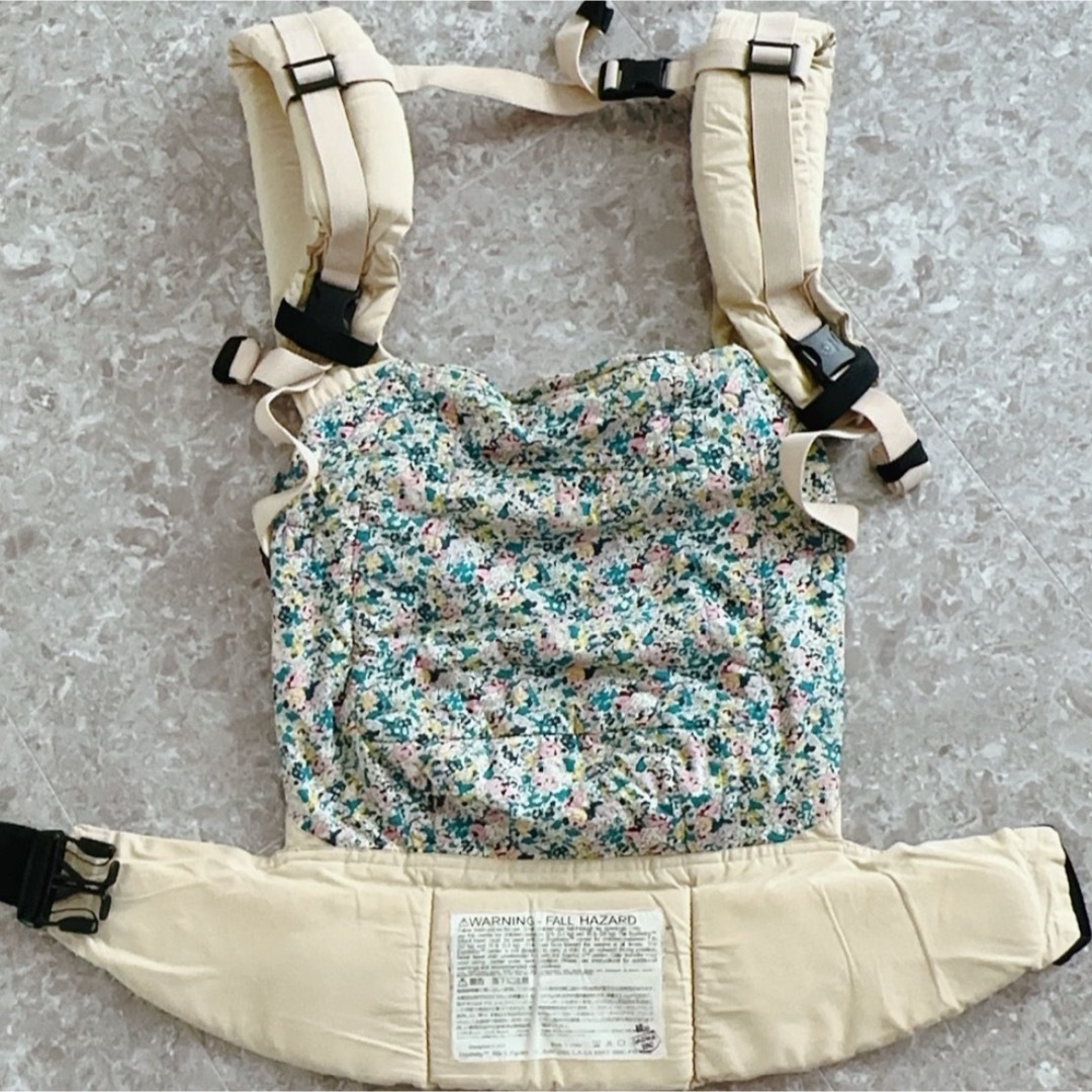 Ergobaby(エルゴベビー)のエルゴ　抱っこ紐　リバティ　花柄　ベージュ　正規品 キッズ/ベビー/マタニティの外出/移動用品(抱っこひも/おんぶひも)の商品写真