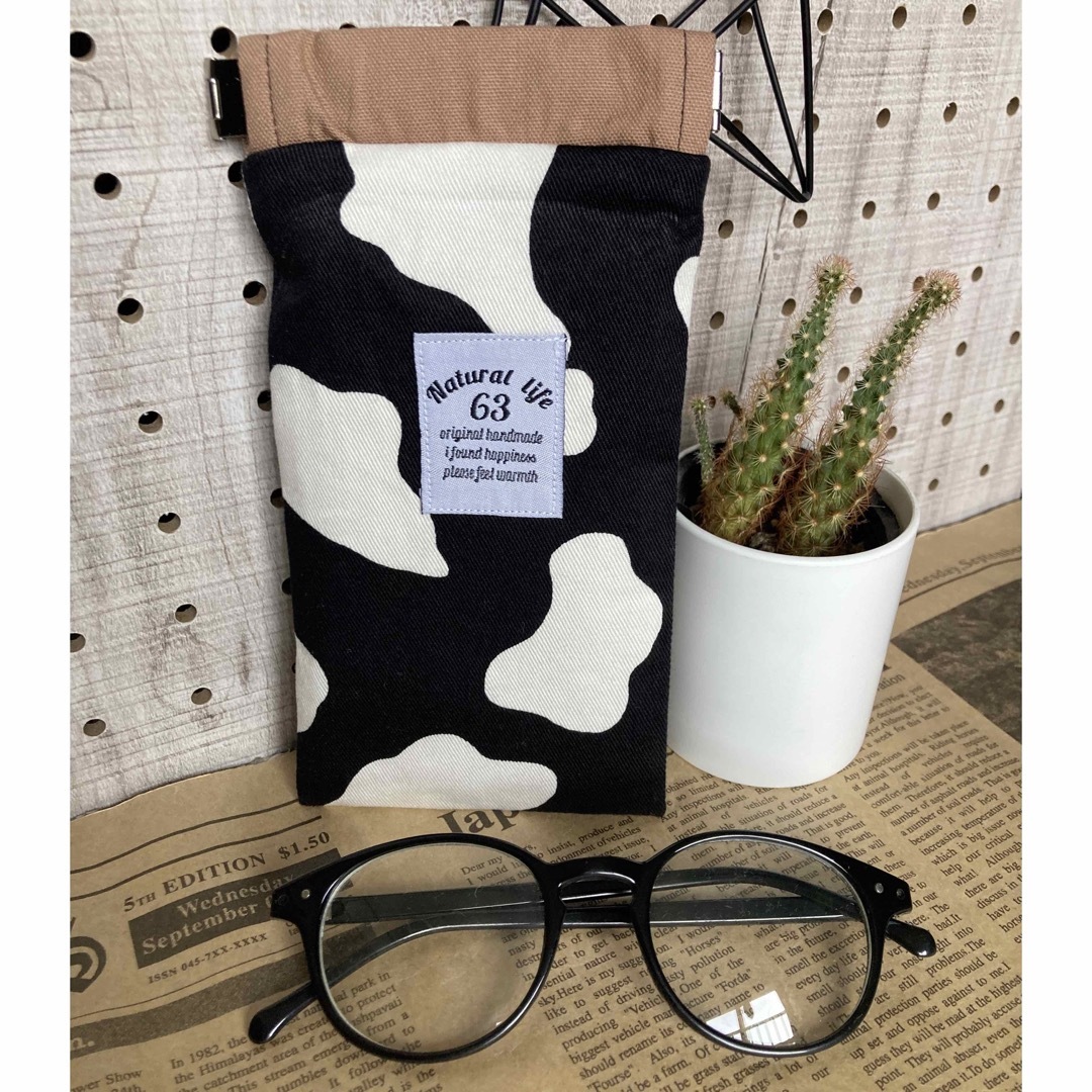 ブラック系牛柄☺︎バネ口pakupakuメガネケース⑰ ハンドメイドのファッション小物(ポーチ)の商品写真