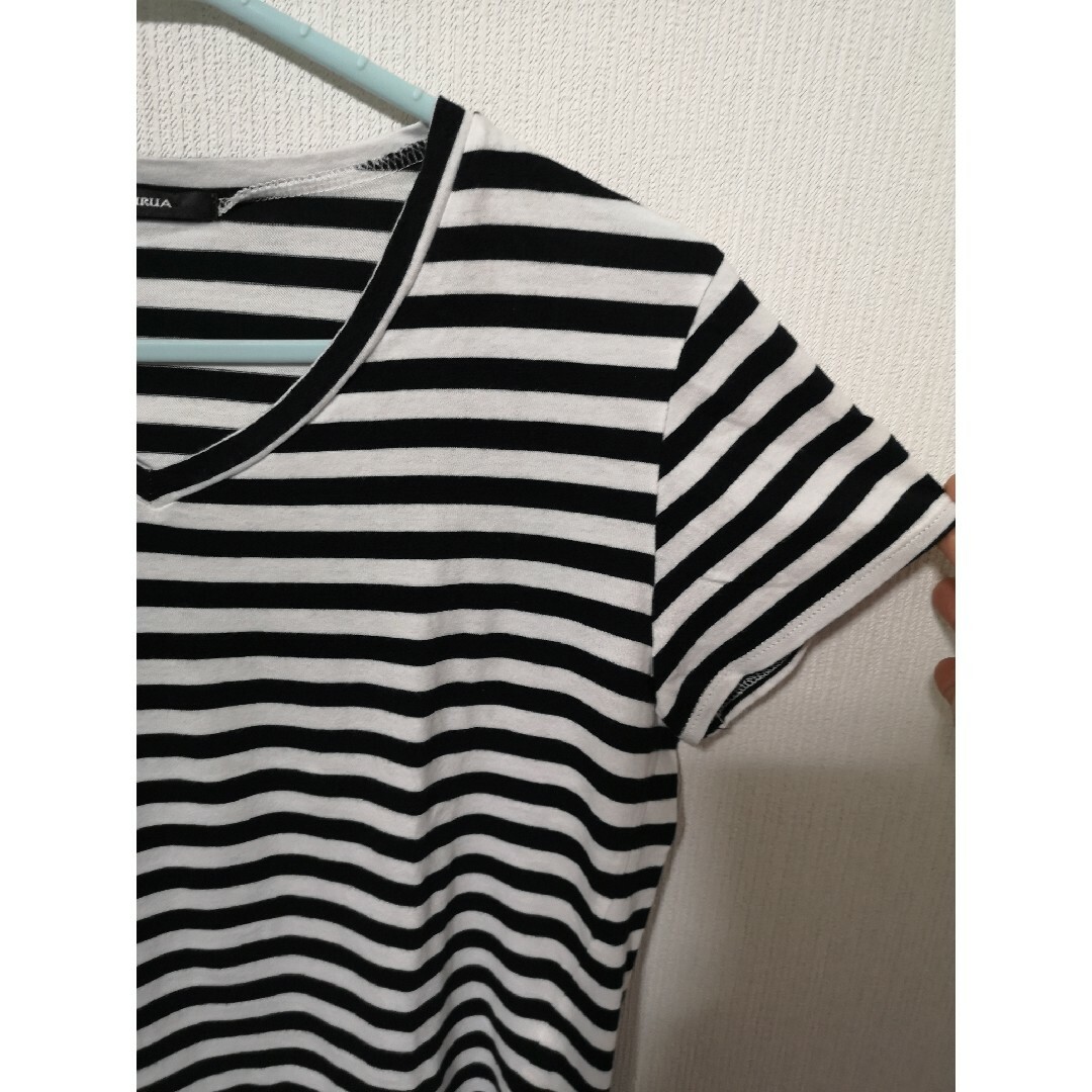 MURUA(ムルーア)のMURUA　Vネック黒ボーダーTシャツ 半袖　フリーサイズ レディースのトップス(Tシャツ(半袖/袖なし))の商品写真