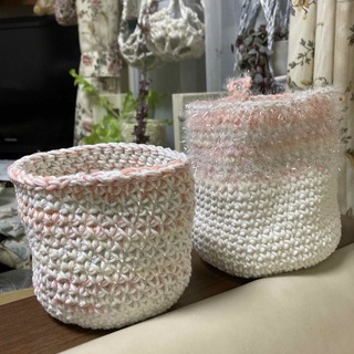 室内用鉢カバー　手編み　かぎ針　鉢カバーコットン　綿　白×ピンク　大小2個セット(その他)