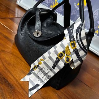 エルメス(Hermes)のエルメス　ツイリー　白　グレー　シャネル　ヴィトン　フォクシー　ロロピアーナ(バンダナ/スカーフ)