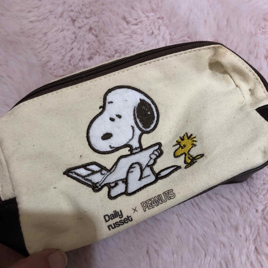 SNOOPY(スヌーピー)のDaily russetｘPEANUSポーチ エンタメ/ホビーのおもちゃ/ぬいぐるみ(キャラクターグッズ)の商品写真