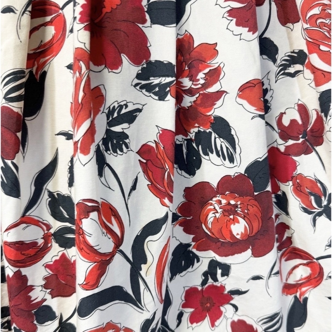 JIL SANDER NAVY(ジルサンダーネイビー)のJIL SANDER 深紅に咲き誇るピオニーのフローラルワンピース レディースのワンピース(ひざ丈ワンピース)の商品写真