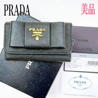 プラダ(PRADA)のPRADA プラダ キーケース リボン ブラック系×ゴールド 6連 サフィアーノ(キーケース)