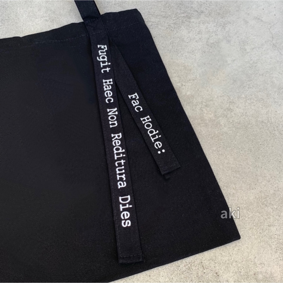持ち手 メッセージ トートバッグ ブラック 黒 A4サイズ収納可 シンプル レディースのバッグ(トートバッグ)の商品写真