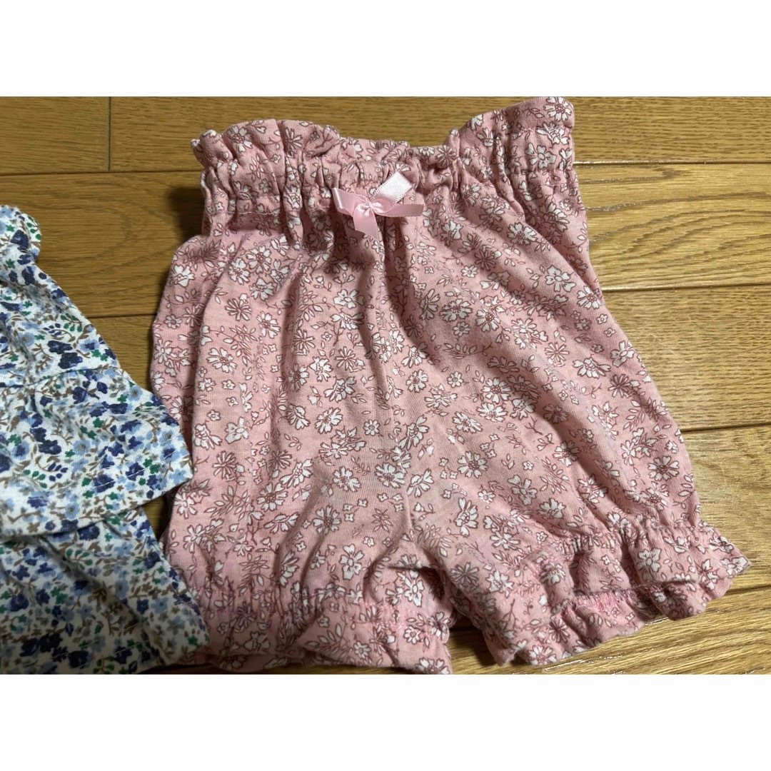 西松屋(ニシマツヤ)のブルー花柄キュロット、ピンク花柄ショートパンツ　95cm 2枚セット キッズ/ベビー/マタニティのキッズ服女の子用(90cm~)(パンツ/スパッツ)の商品写真