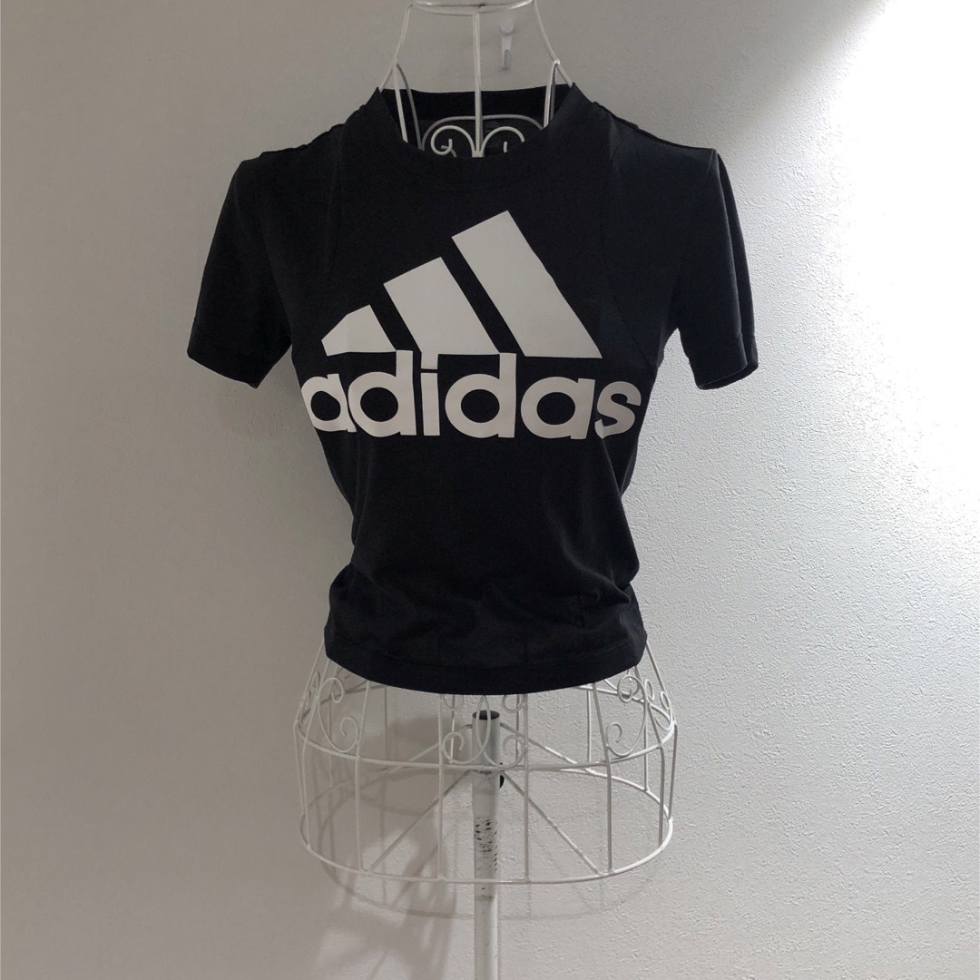 adidas(アディダス)のadidas  ロゴ　トップス レディースのトップス(Tシャツ(半袖/袖なし))の商品写真