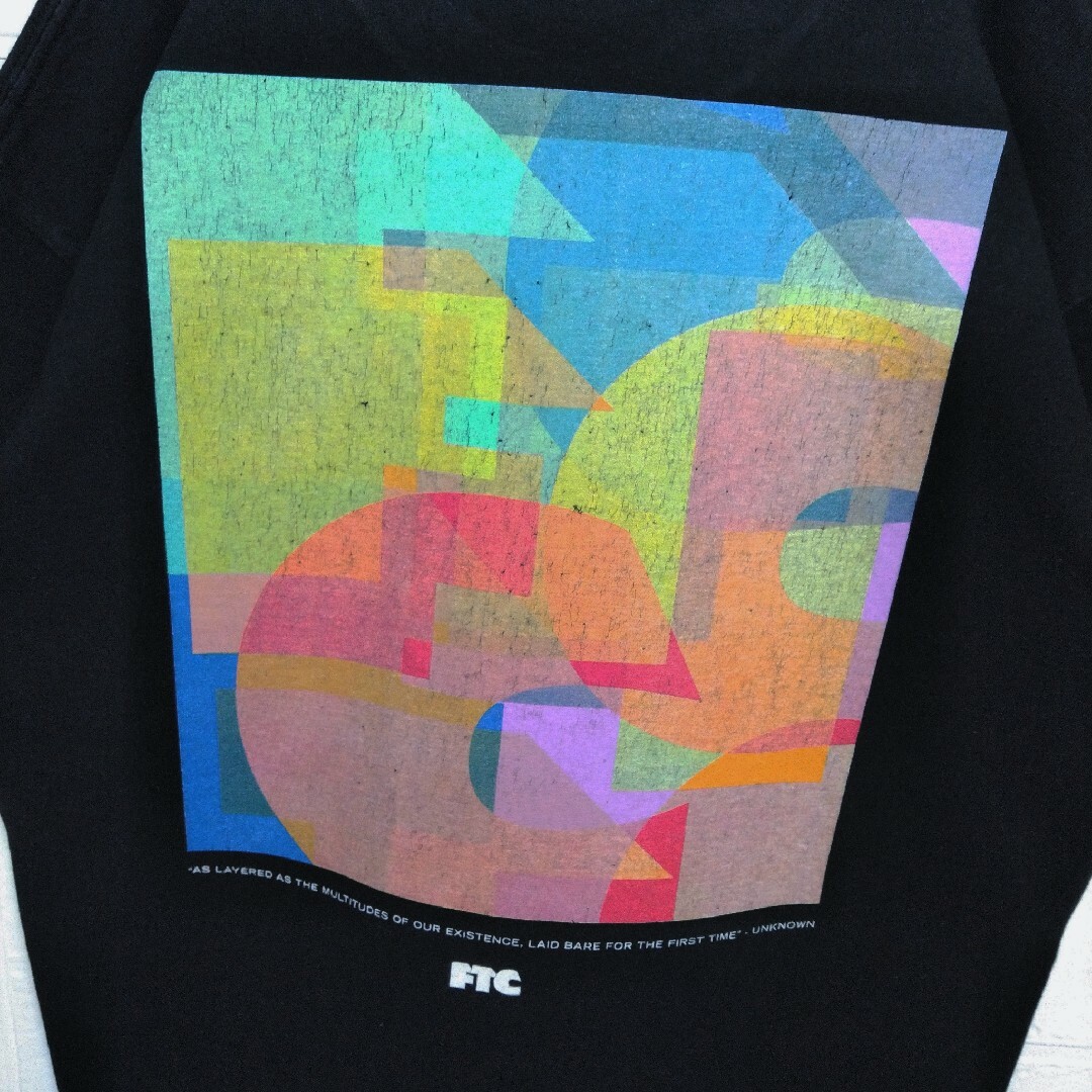 FTC(エフティーシー)の《FTC /エフティーシー》レインボーロゴ　バックプリント　Tシャツ　半袖　黒 メンズのトップス(Tシャツ/カットソー(半袖/袖なし))の商品写真