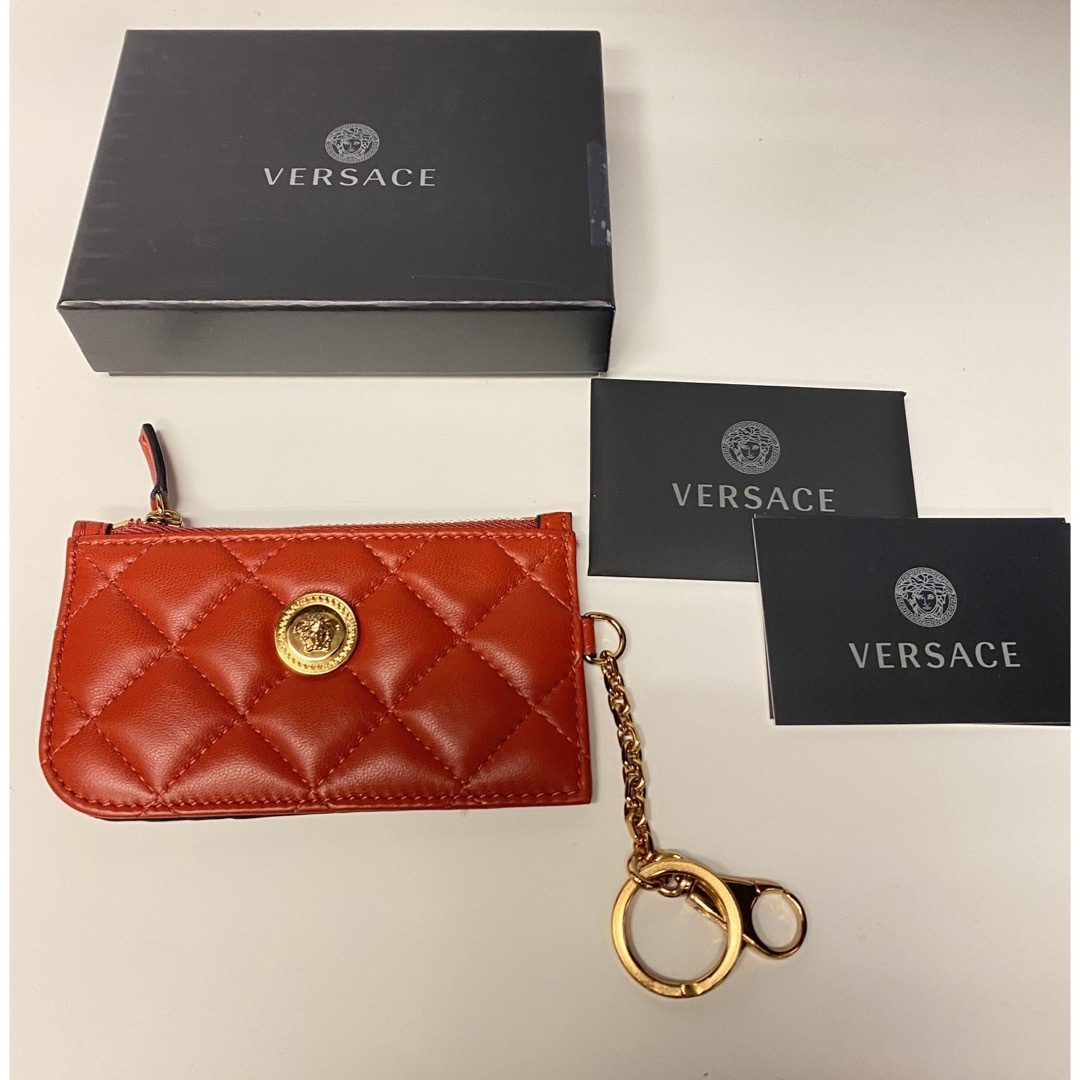 VERSACE(ヴェルサーチ)の新品　2024新作　ヴェルサーチ カードパスケース 小銭入れ付　レザー　箱 レディースのファッション小物(コインケース)の商品写真