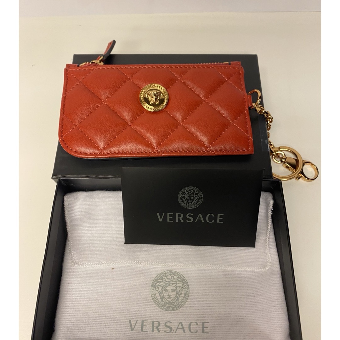 VERSACE(ヴェルサーチ)の新品　2024新作　ヴェルサーチ カードパスケース 小銭入れ付　レザー　箱 レディースのファッション小物(コインケース)の商品写真