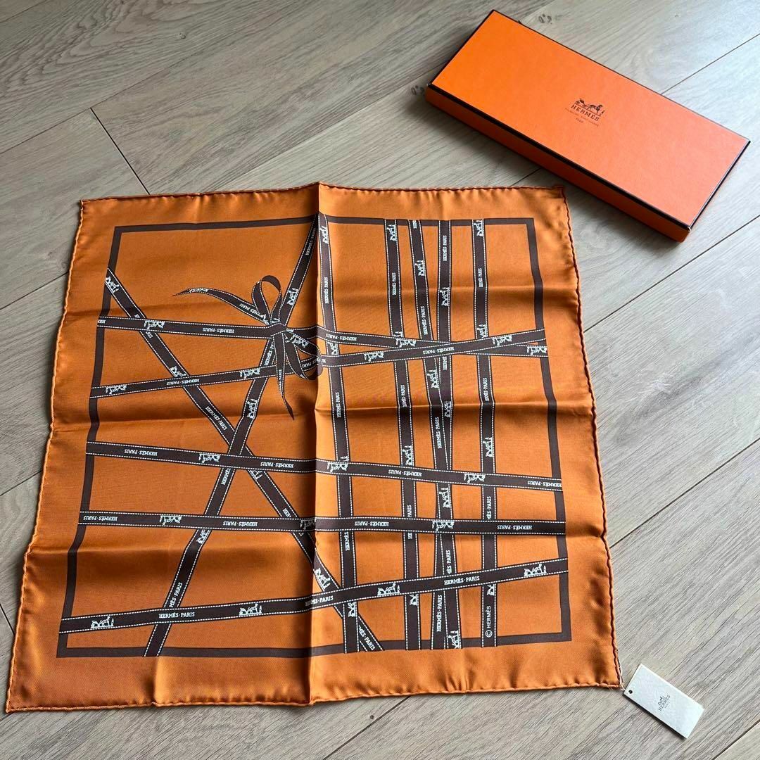 Hermes(エルメス)のタグ付き新品　エルメス　プチカレ　ボルデュックリボン　エルメスオレンジ　箱付き レディースのファッション小物(バンダナ/スカーフ)の商品写真