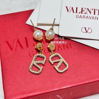 ヴァレンティノガラヴァーニ(valentino garavani)のヴァレンティノガラヴァーニ Vロゴ シグネチャー パール スワロフスキー ピアス(ピアス)