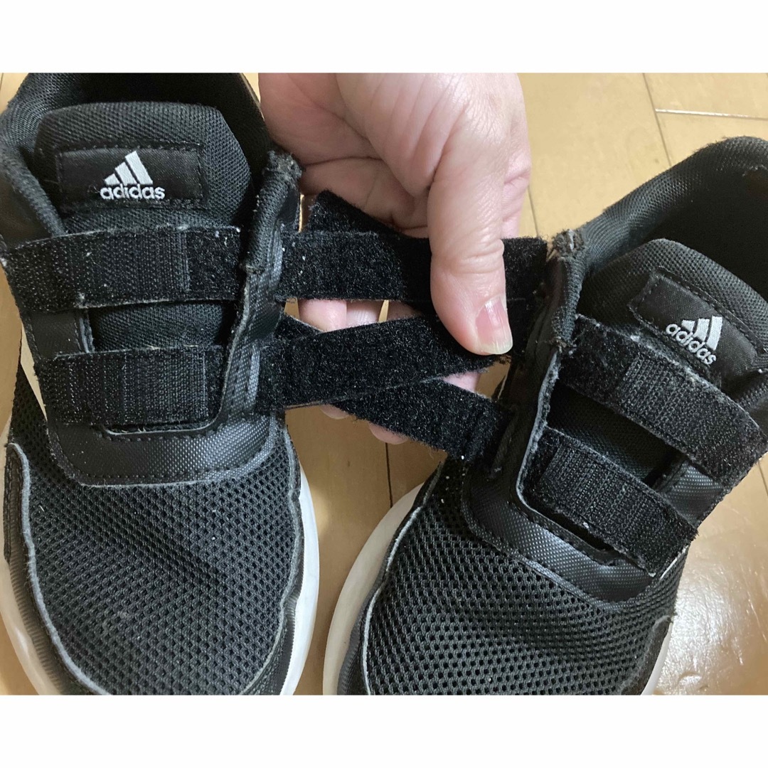 adidas(アディダス)のadidas アディダス ユニセックス ベルクロ スニーカー 21.5cm  キッズ/ベビー/マタニティのキッズ靴/シューズ(15cm~)(スニーカー)の商品写真