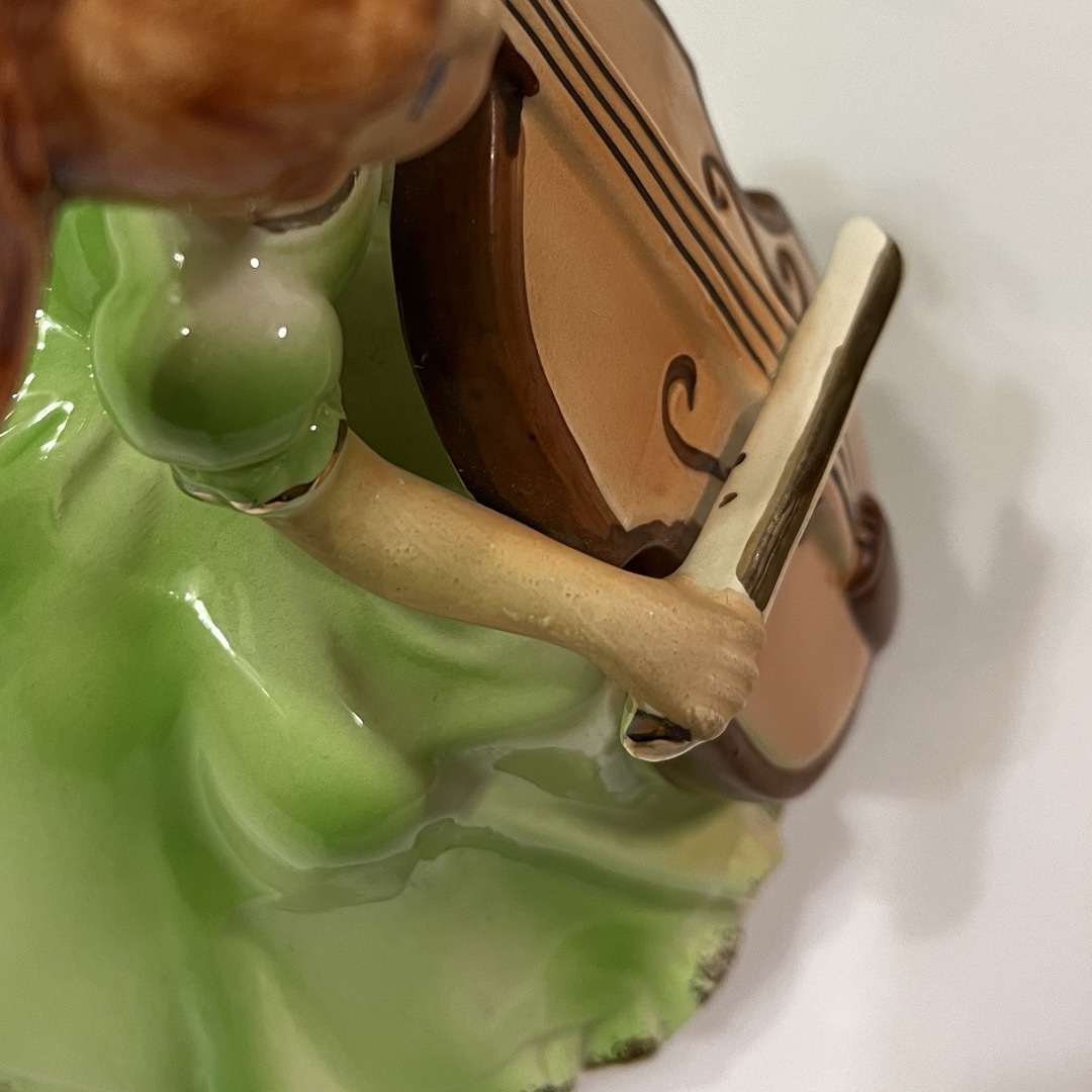 回転式陶器製オルゴール　チェロを弾く女の子 インテリア/住まい/日用品のインテリア小物(オルゴール)の商品写真