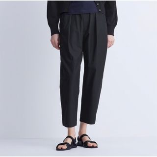 ユニクロ(UNIQLO)の【新品未使用】UNIQLO U パラシュートクロップドパンツ　黒　Mサイズ(クロップドパンツ)