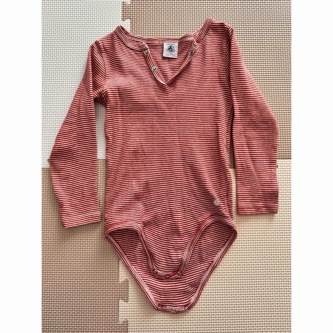 PETIT BATEAU(プチバトー)のプチバトー赤ボーダーロンパース キッズ/ベビー/マタニティのベビー服(~85cm)(ロンパース)の商品写真