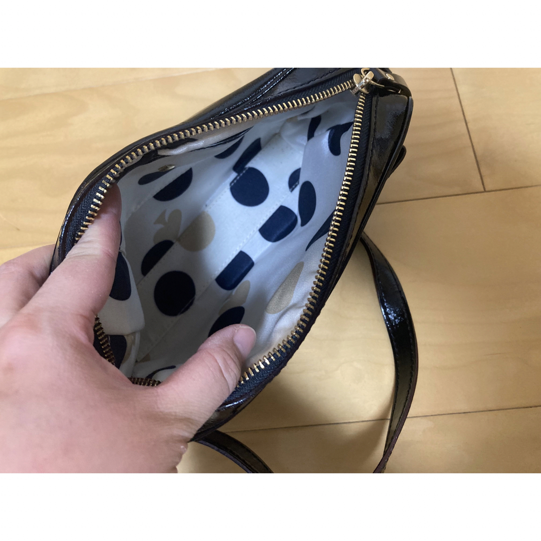 kate spade new york(ケイトスペードニューヨーク)のケイトスペード　ショルダーバッグ　黒　エナメル レディースのバッグ(ショルダーバッグ)の商品写真