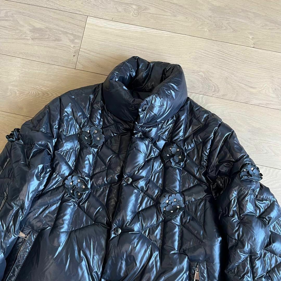 MONCLER(モンクレール)のモンクレール　ノワールケイニノミヤ　コラボ　ダウンジャケット　黒　フラワー　０ レディースのジャケット/アウター(ダウンジャケット)の商品写真