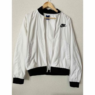 ナイキ(NIKE)のNIKE ナイキ　ジャケット　ブルゾン　白　Sサイズ(ブルゾン)