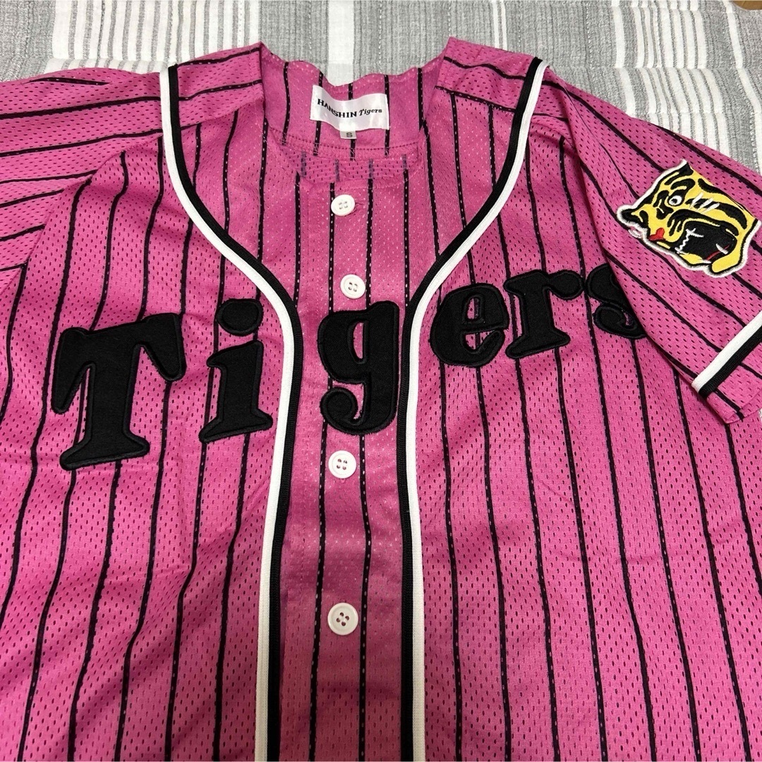 阪神タイガース　ピンク　ユニフォーム　Sサイズ スポーツ/アウトドアの野球(応援グッズ)の商品写真