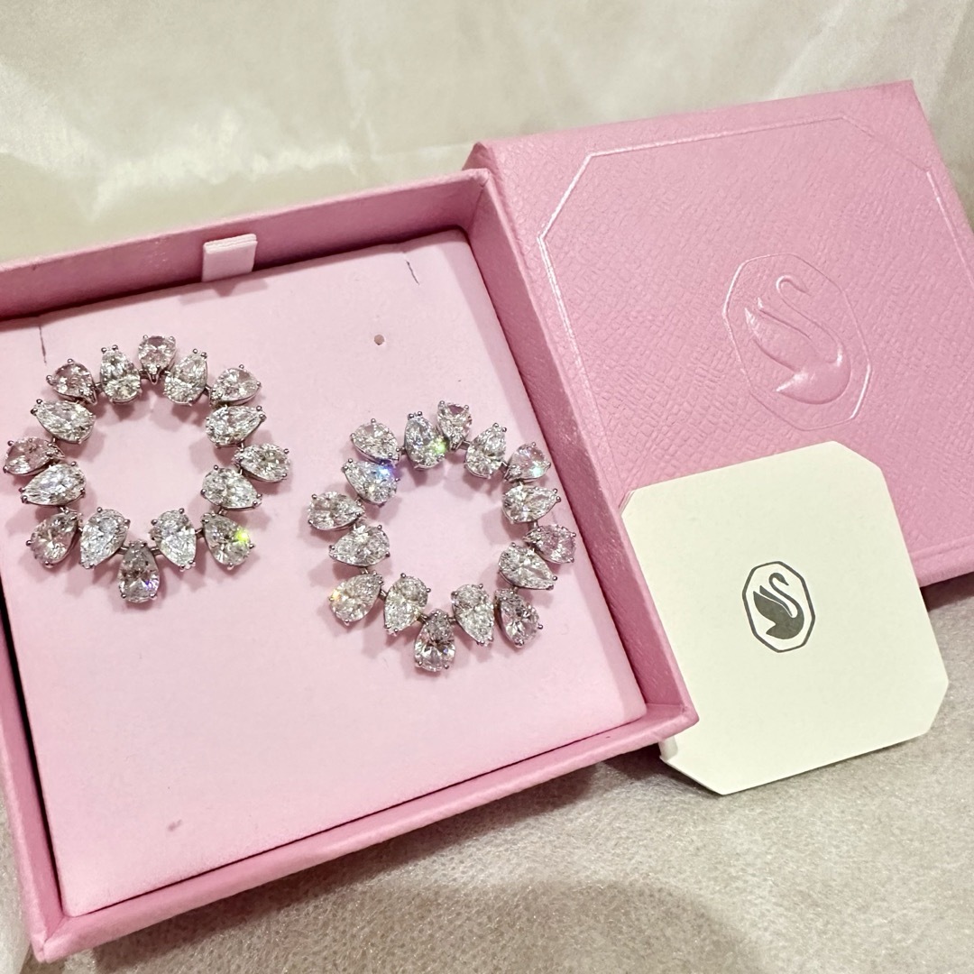 SWAROVSKI - SwarovskiのMilleniaペアカットクリスタルフープピアスの SWAROVSKI - SwarovskiのMilleniaペアカットクリスタルフープピアスの