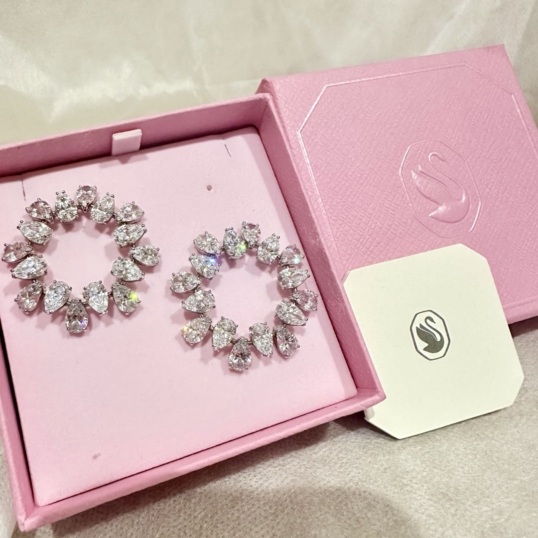 SWAROVSKI(スワロフスキー)のSwarovskiのMilleniaペアカットクリスタルフープピアス レディースのアクセサリー(ピアス)の商品写真