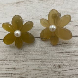 べっこうカラーのお花イヤリング　(イヤリング)