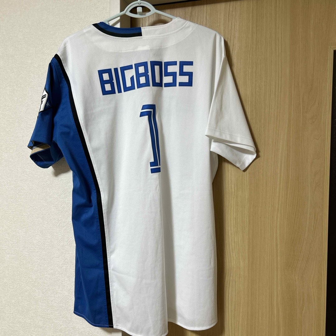 日本ハムファイターズ　レプリカユニフォーム　#1 BIGBOSS Lサイズ スポーツ/アウトドアの野球(応援グッズ)の商品写真