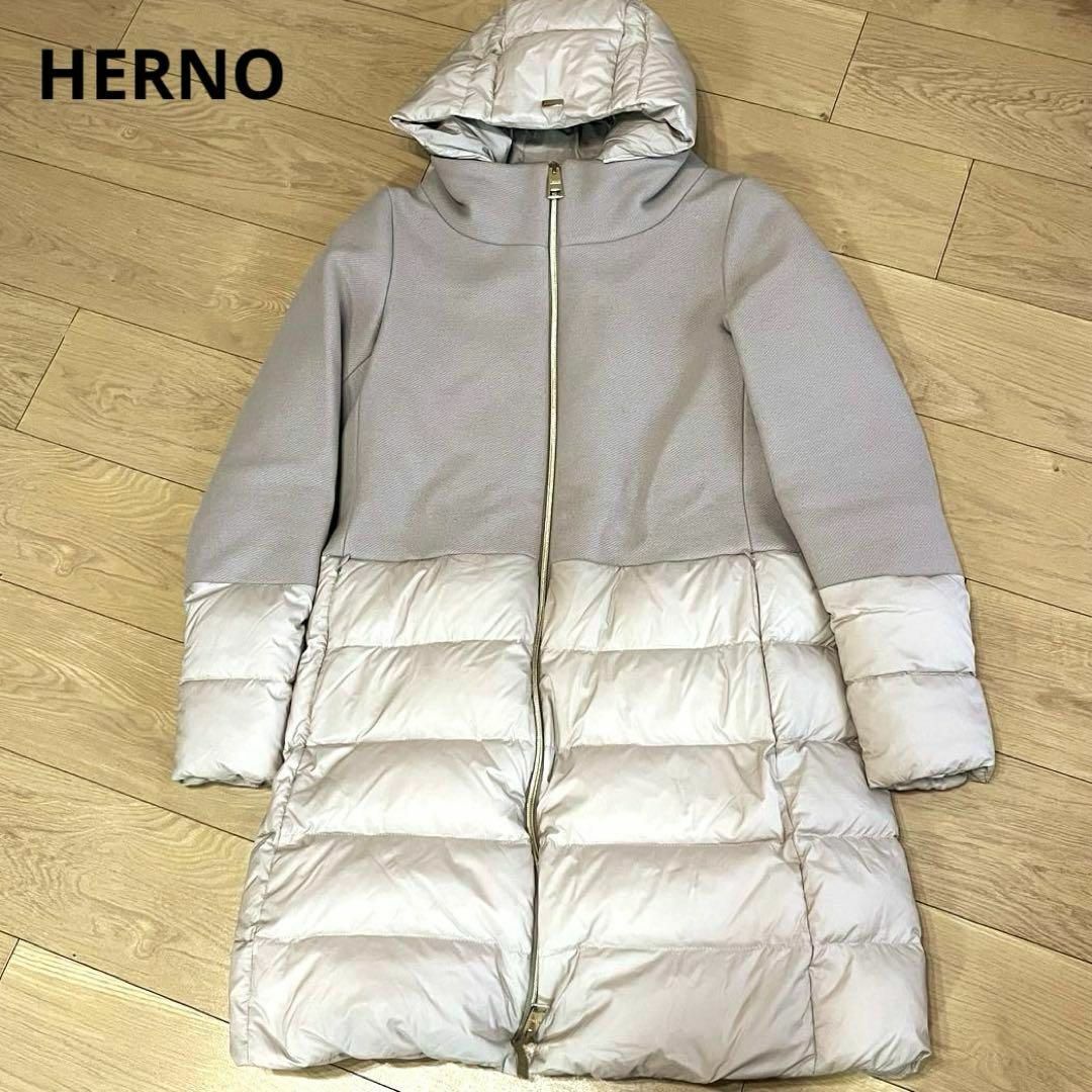 HERNO(ヘルノ)のヘルノ　ウール切り替え　ダウンコート　フード付き　ベージュ　40サイズ　ロング レディースのジャケット/アウター(ダウンジャケット)の商品写真