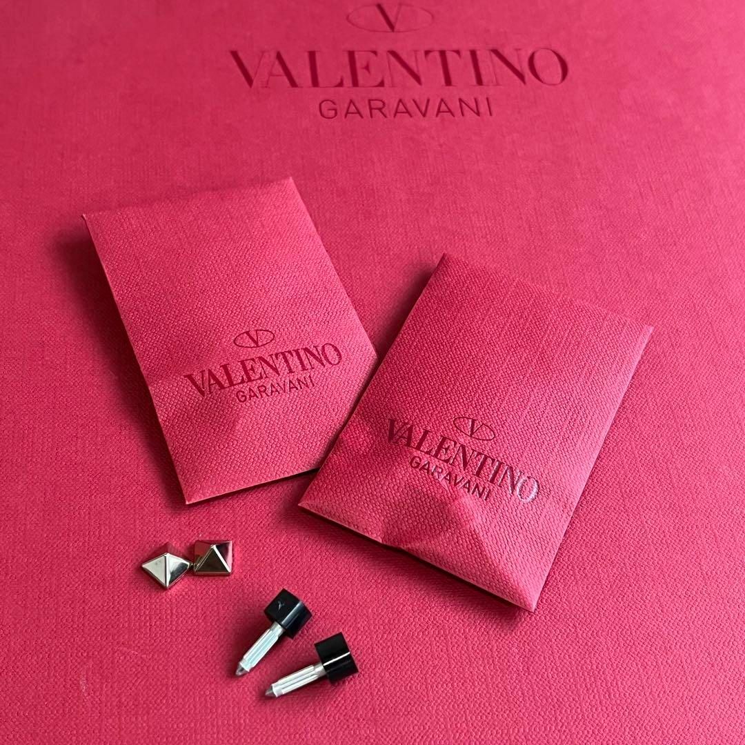 valentino garavani(ヴァレンティノガラヴァーニ)のヴァレンティノ ガラヴァーニ　ロックスタッズ　サンダル　ストラップ　ベージュ レディースの靴/シューズ(ハイヒール/パンプス)の商品写真