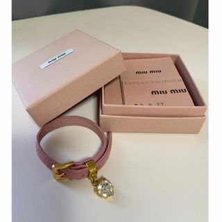 ミュウミュウ(miumiu)のMIUMIU クリスタル付きマドラスレザーブレスレット(ブレスレット/バングル)