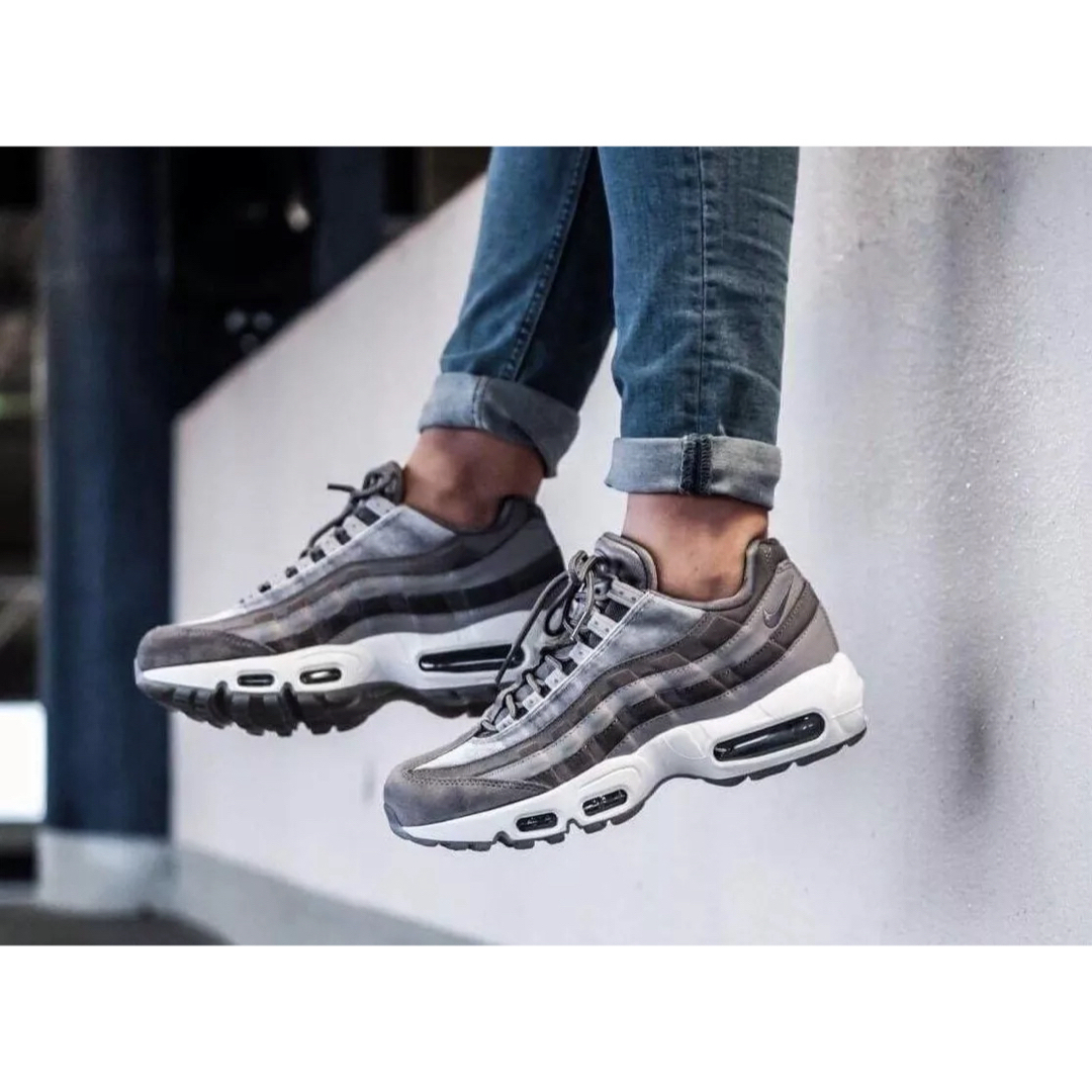 NIKE(ナイキ)のNIKE AIR MAX 95 LUX ガンスモーク グレー 26.0 メンズの靴/シューズ(スニーカー)の商品写真