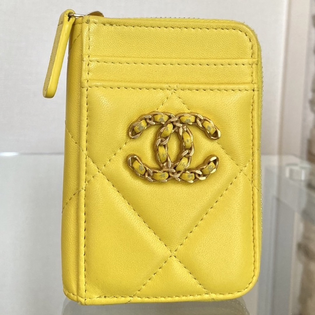 CHANEL(シャネル)の【CHANEL】 19 フラグメントケース イエロー　黄色　チェーンロゴ レディースのファッション小物(財布)の商品写真