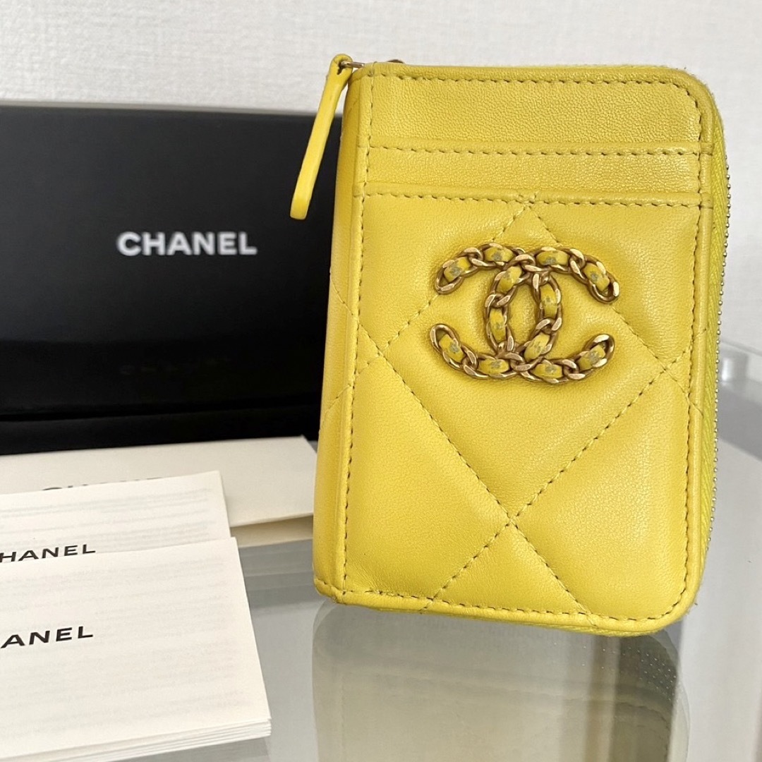 CHANEL(シャネル)の【CHANEL】 19 フラグメントケース イエロー　黄色　チェーンロゴ レディースのファッション小物(財布)の商品写真